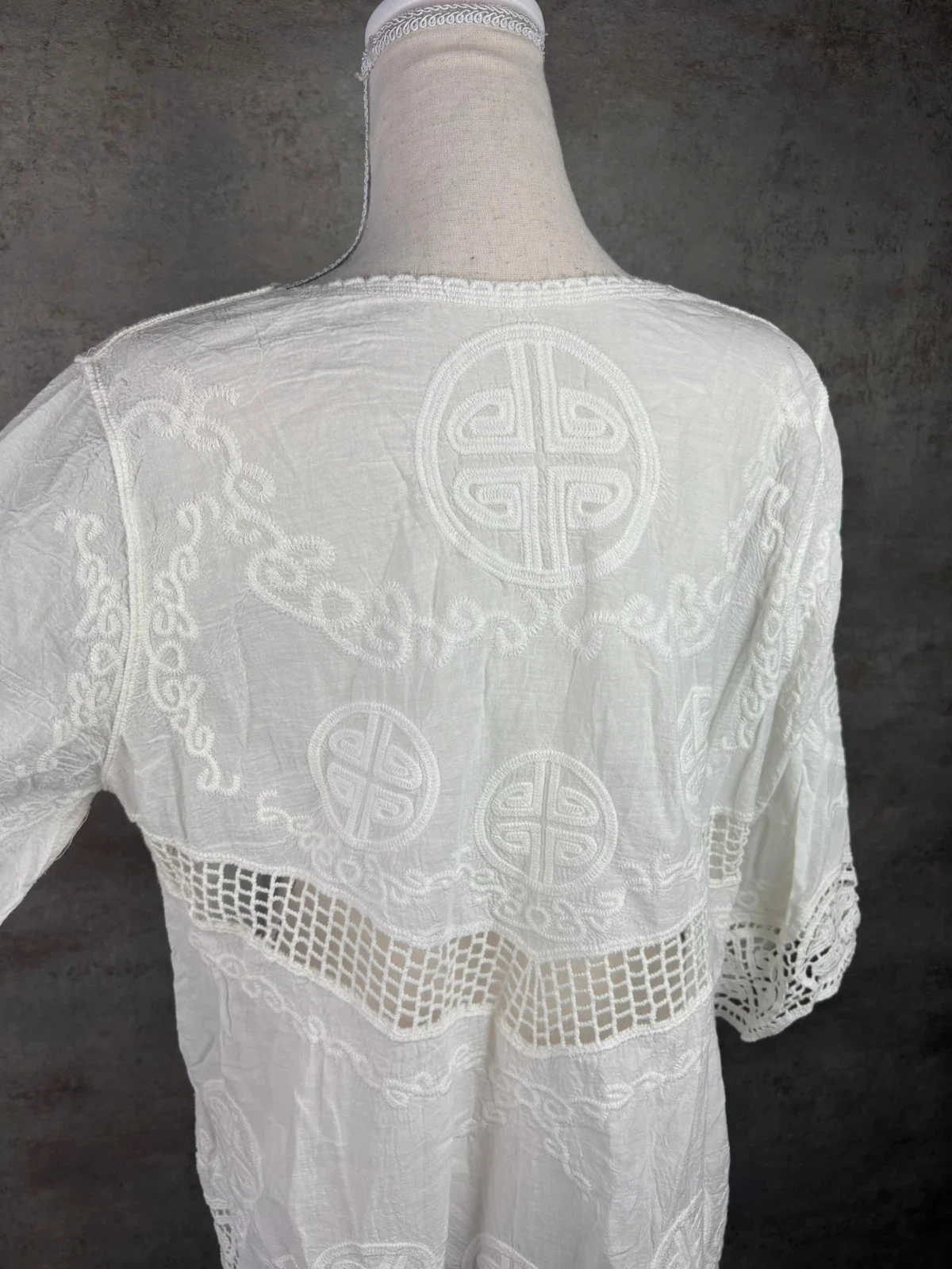 ✿ White blouse with embroidered patterns Size 40/L ✿ – photo 5